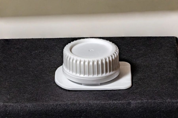 Image A white cap.
