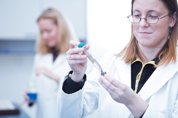 Image Researcher in a lab