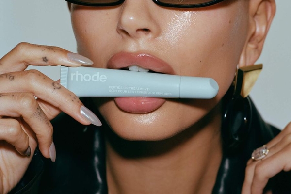 Image Hailey Biebier with rhode lipgloss in her mouth