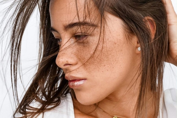 Image woman with clear skin and shiny hair