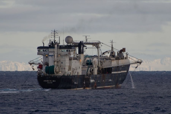 Image trawling ship
