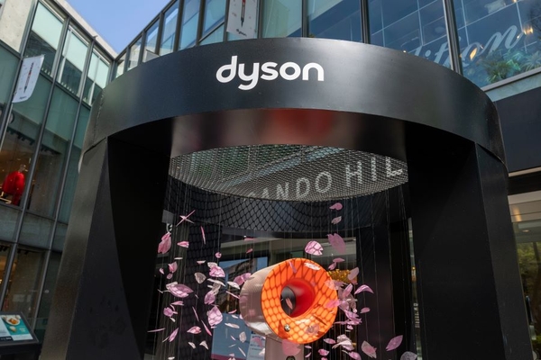 Image Dyson pop-up store outside of mall