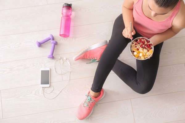 Image Woman eating low sugar food
