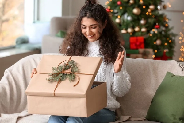 Image woman opening christmas present