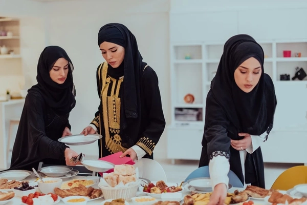 Image Women with halal food.
