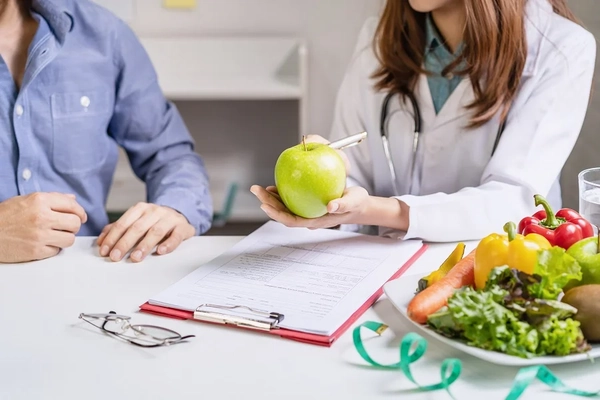 Medical nutritionist giving advice