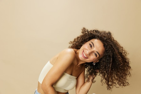Image woman with curly hair
