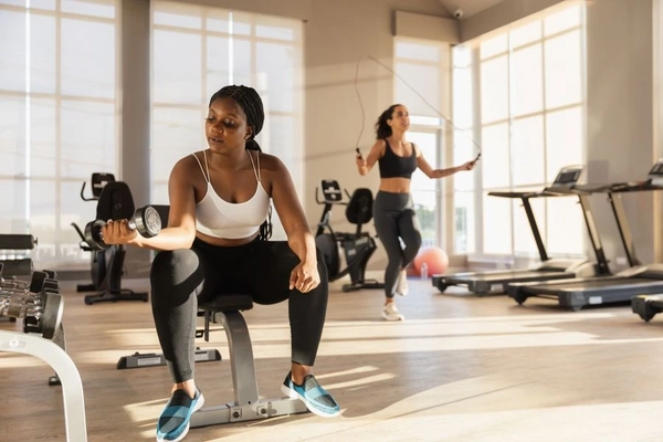 Image Woman lifting weights in gym
