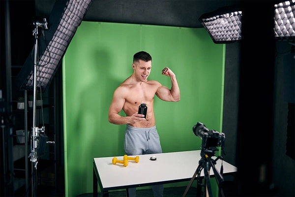 Image Athletic young man recording video for bodybuilding vlog
