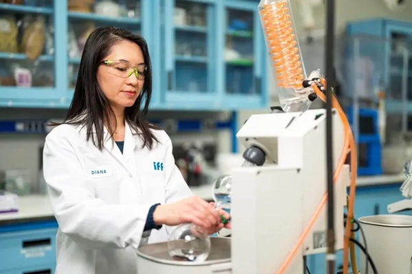 IFF scientist working in taste modulation facility.