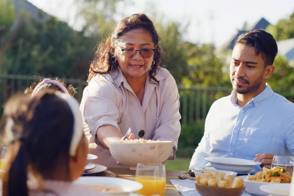 Image Family eating outside