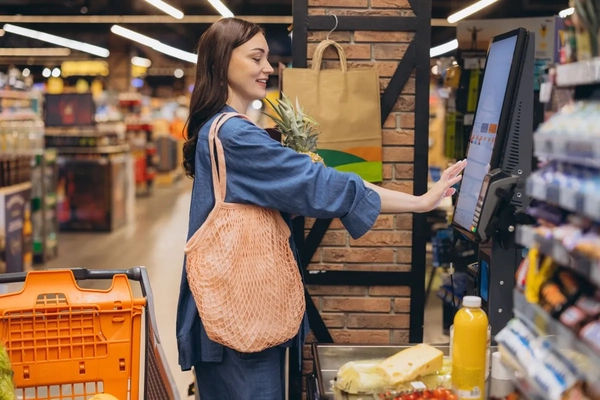 Image woman at checkout in supermarket