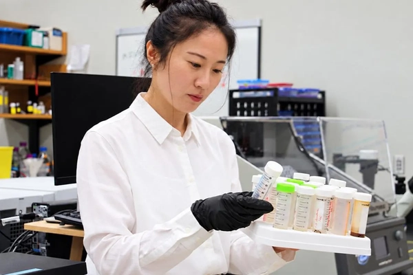 Image Asian female scientist working in lab.