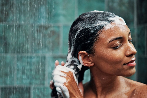 Image woman washing hair