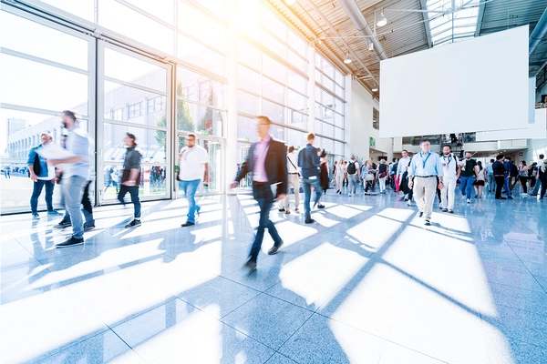 Image People walking in a modern trade show hall.