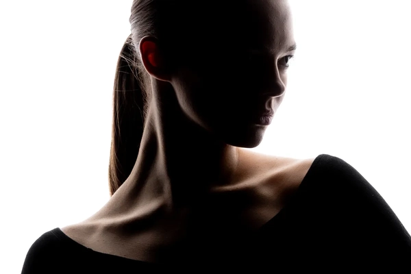 Image Woman with accentuated collar bones in shadow