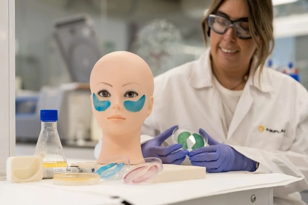 Image AIMPLAS scientist testing eye mask